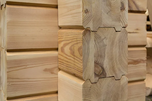 Canto de uma casa de madeira de logs vista — Fotografia de Stock