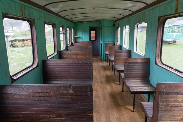 Interior del viejo vagón ferroviario de vía estrecha de la era soviética — Foto de Stock