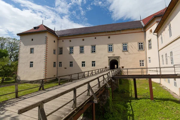 Uzhhorod Ortaçağ Kalesi girişindeki köprü. Ukrayna — Stok fotoğraf