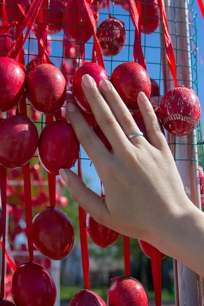 Uova di Pasqua come decorazione e mano femminile — Foto Stock