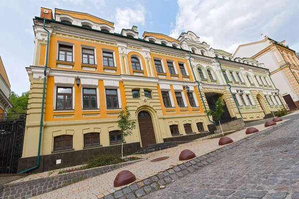 Şehrin tarihi kesiminde çok renkli evler. Kiev, Ukrayna — Stok fotoğraf