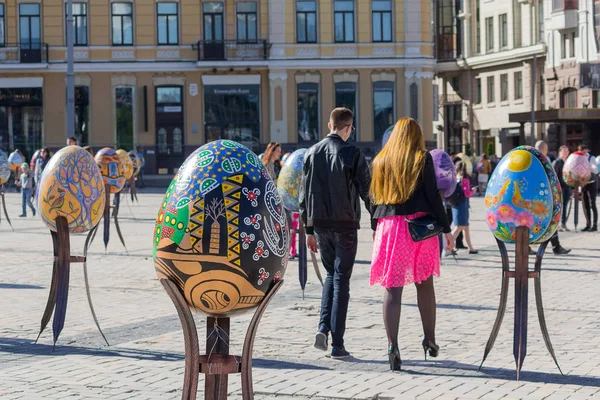 Kiev, ukraine - 29. April 2016: Installation für das Osterfest ist mit seinem Symbol, dem Osterei, dekoriert — Stockfoto