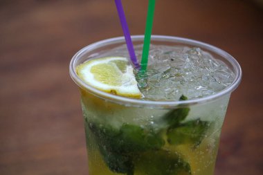 Buz ve limon closeup ile kokteyller. İçki