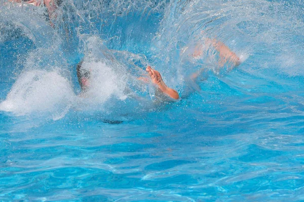 Man sprong in het zwembad maken een heleboel spatten — Stockfoto