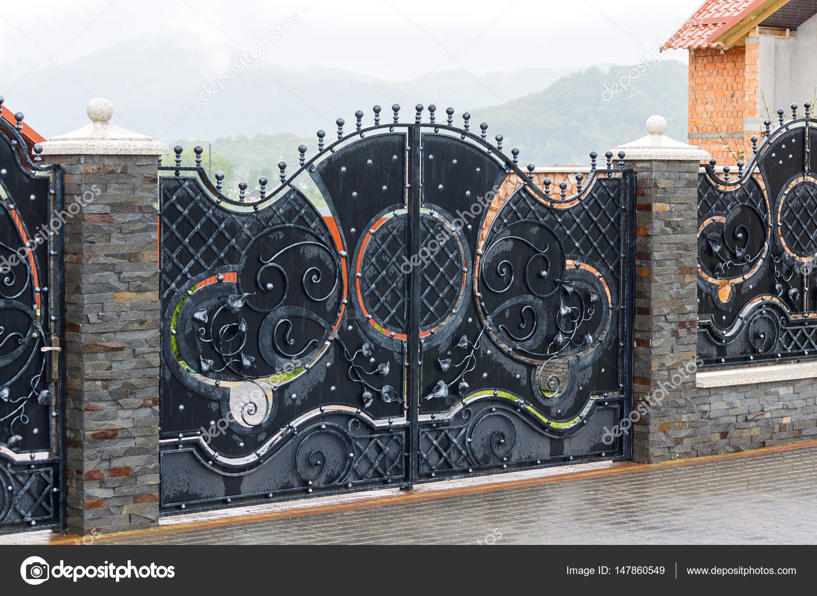 Puertas de hierro forjado de lujo en una casa de campo