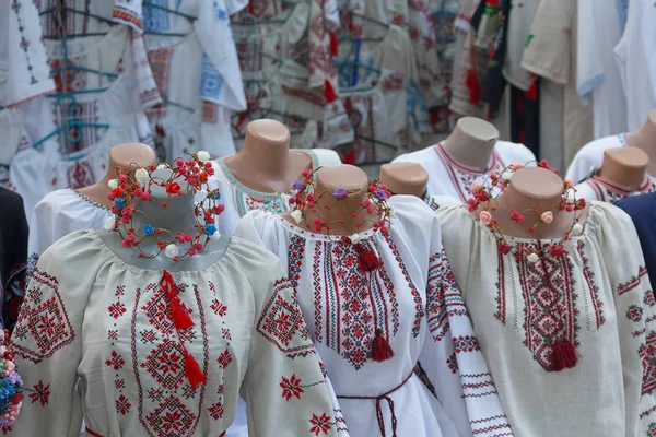 Sor vyshyvanka, ukrán hagyományos ruhát. Kiev, Ukrajna — Stock Fotó