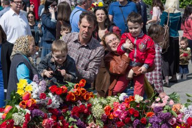 Kiev, Ukrayna - 9 Mayıs 2015: İkinci Dünya Savaşı düşmüş asker anıtı çiçek koydu Kyivans