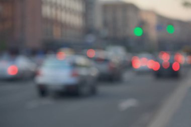 Bir akşam şehir sokaklarında trafik. Arka plan