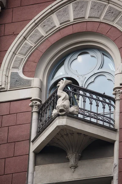 Balkonu budovy je v klasickém stylu s výzdobou v podobě ryb. Kyjev, Ukrajina — Stock fotografie
