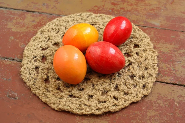 Œufs de Pâques décoratifs colorés sur une surface en bois . — Photo