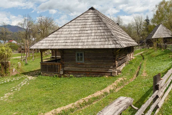 Altes Holzhaus ukrainischer Bauer. kolochava, ukraine — Stockfoto