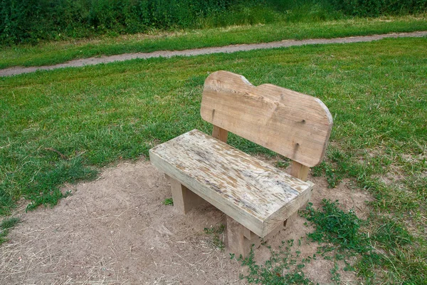 Wooden bench in the city park and the first drops of rain — Stock Photo, Image