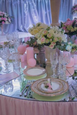 Düğün zarif yemek masası için dekore edilmiştir. Kutlama