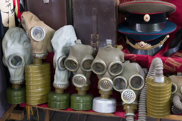 Kiev, Ucrânia - 04 de junho de 2016: máscaras de gás e um uniforme militar soviético no balcão do mercado de pulgas em Andreevsky Descent — Fotografia de Stock