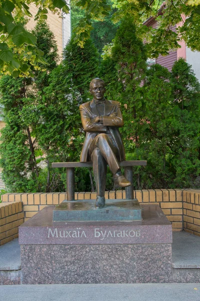 Κίεβο, Ουκρανία - 4 Ιουνίου 2016: Μνημείο για το διάσημο συγγραφέα Μιχαήλ Μπουλγκάκοφ στην κάθοδο χριστιανικούς — Φωτογραφία Αρχείου