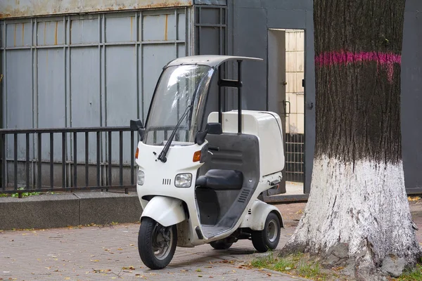 Scooter blanco está estacionado en la acera. Transportes — Foto de Stock