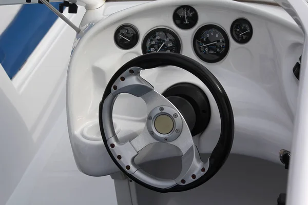 Dashboard and the steering wheel of the cabin of the motor boat. Transport — Stock Photo, Image