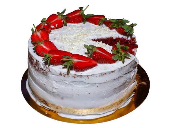 Torta alla panna con fragole isolate su fondo bianco — Foto Stock