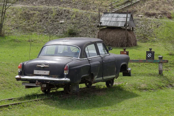 Kolochava, Ucrânia - 18 de abril de 2016: Velho carro soviético convertido em um carrinho no museu "Old Village " — Fotografia de Stock