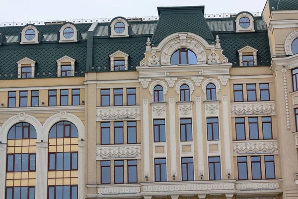 Ventanas en la fachada del edificio de estilo clásico. Arquitectura — Foto de Stock
