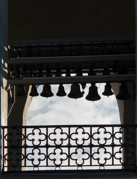 Siluetas de viejas campanas de bronce en el campanario — Foto de Stock