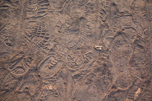 Ίχνη ποδιών στο έδαφος με χώμα. Υπόβαθρα και υφές — Φωτογραφία Αρχείου