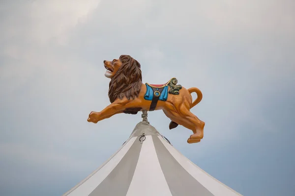 Lion over the dome of the carousel in the town square — Stock Photo, Image