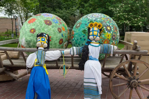 Kiev, Ukraina - 11 maj 2016: Traditionella dockor - handgjorda och påskägg i festliga dekorationer på torget Mikhaylovskaya — Stockfoto