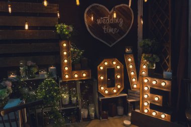 Aşk bir ampul ve karanlık bir arka plan üzerine de mum ile işareti