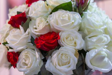Beyaz ve kırmızı güller closeup buket