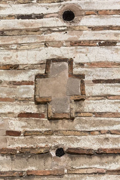 Croce sulla parete di un'antica muratura. Sfondi — Foto Stock