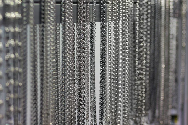 Muchas cadenas de plata en los mostradores. Joyería — Foto de Stock