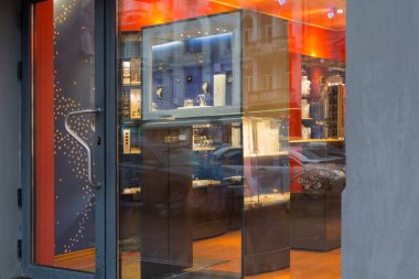 Vitrin bir kuyumcu ve şehrin bir yansımasıdır. Kentsel