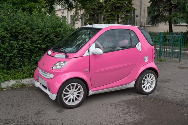 Kiev, Ucrania - 20 de mayo de 2016: Coche pequeño rosa estacionado en la acera — Foto de Stock