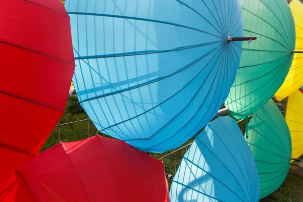 Decorazione di ombrelli colorati sulla parete. Celebrazione — Foto Stock