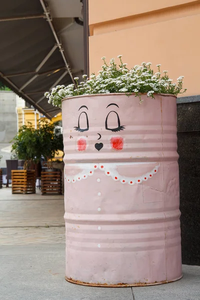 Estilizado macizo de flores en la acera de la ciudad. Decoración — Foto de Stock