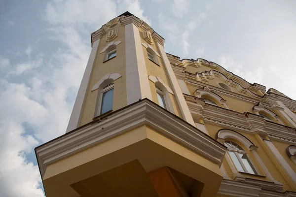 房子在古典风格与塔。乌克兰基辅 — 图库照片