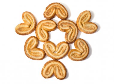 Beyaz arka plan üzerinde izole kalp şeklinde kurabiye