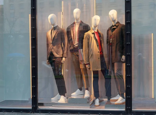 Maniquíes de hombre en la ventana de una tienda de lujo — Foto de Stock