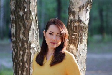 Orman arka plan üzerinde güzel bir kadın portresi. İnsanlar