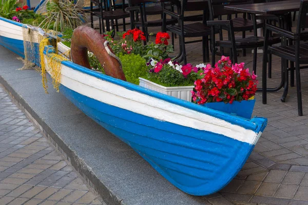 Дерев'яний човен як пейзаж вуличного кафе. Архітектура — стокове фото