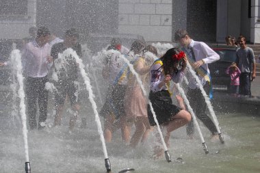 Kiev, Ukrayna - 27 Mayıs 2016: okul mezun kutluyor çeşmeler banyo Kiev mezunları