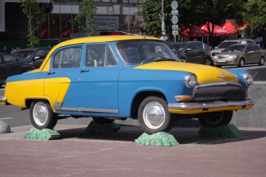 Kiev, Ukrayna - 27 Mayıs 2016: Retro Sovyet araba Gaz-21 Volga sokak Khreschatyk gösterilir
