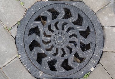 Taş kaldırımda metal kapak. Mimari
