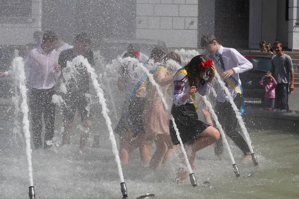 Kiev, Ukraine - May 27, 2016: Kiev graduates bathing in fountains celebrating the graduation from school — Stock Photo, Image