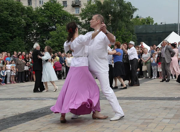 Киев, Украина - 28 мая 2016 года: Горожане танцуют на площади во время празднования Дня города — стоковое фото