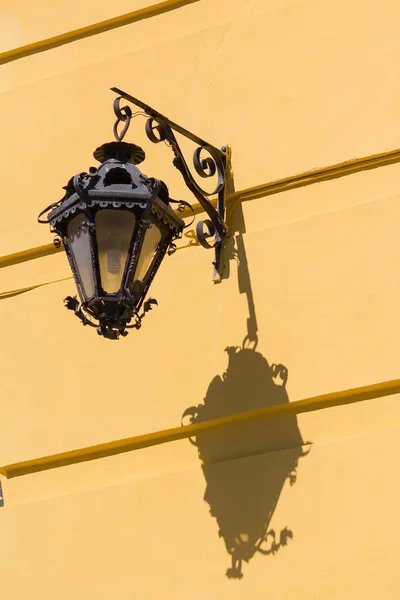 Metalen retro lantaarn op een gele muur — Stockfoto