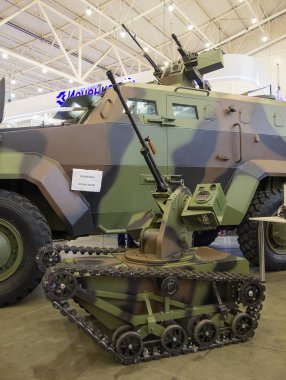 Kiev, Ukrayna - 14 Ekim 2016: Uzaktan sergi makineli tüfek ile pistlerde 