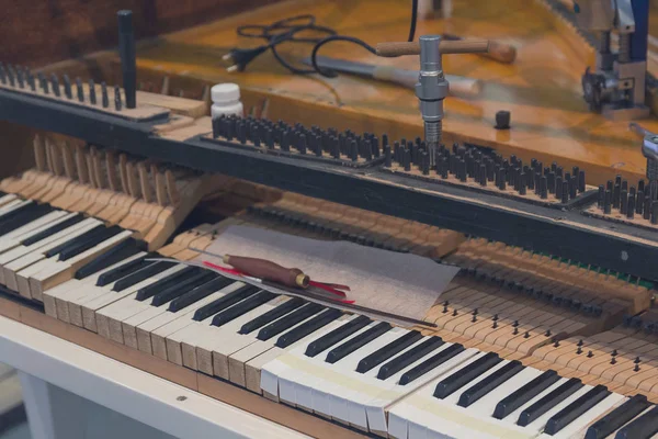 Eski piyano Restorasyon çalışmaları sırasında. Sanayi