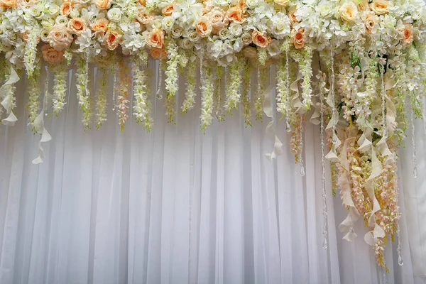 Piękne tło kwiatów i białych tkanin na wesele — Zdjęcie stockowe